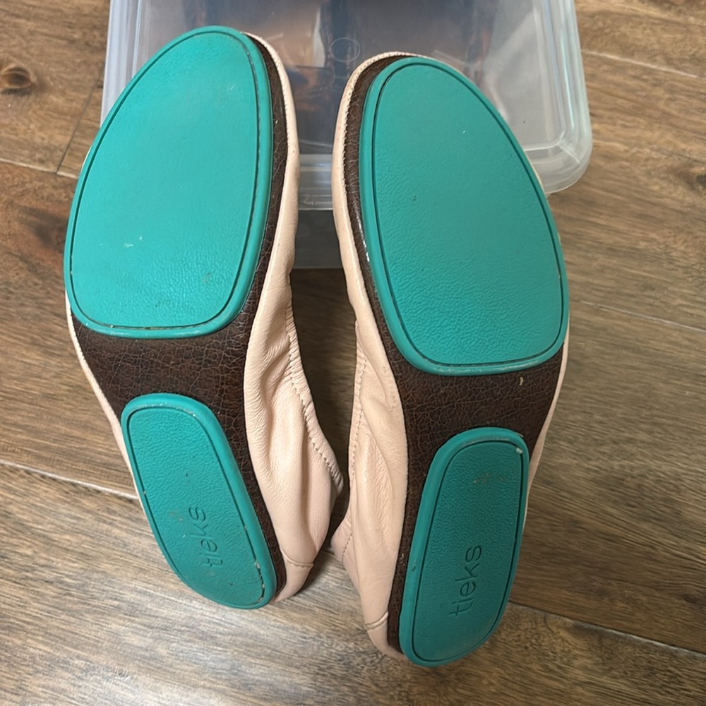 Tieks Cream Ballet Flats with Elastic Edge and Rounded Toe - Picture 3 of 4